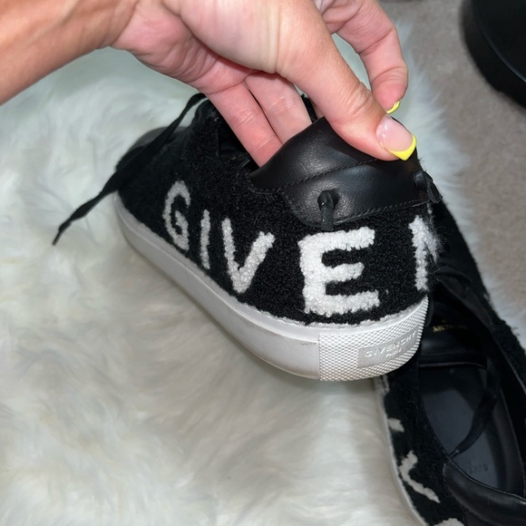 MEN’s GIVENCHY SNEAKERS - Picture 6 of 9